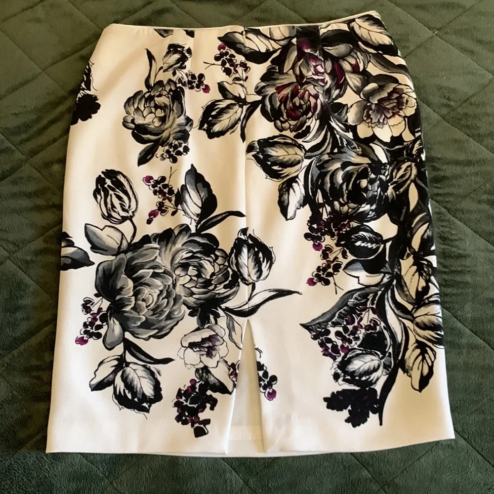 White House Black Market Striking Fully Lined Floral Pencil Skirt - Picture 4 of 6
